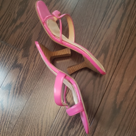 Women's Shoes - Picture 2 of 4